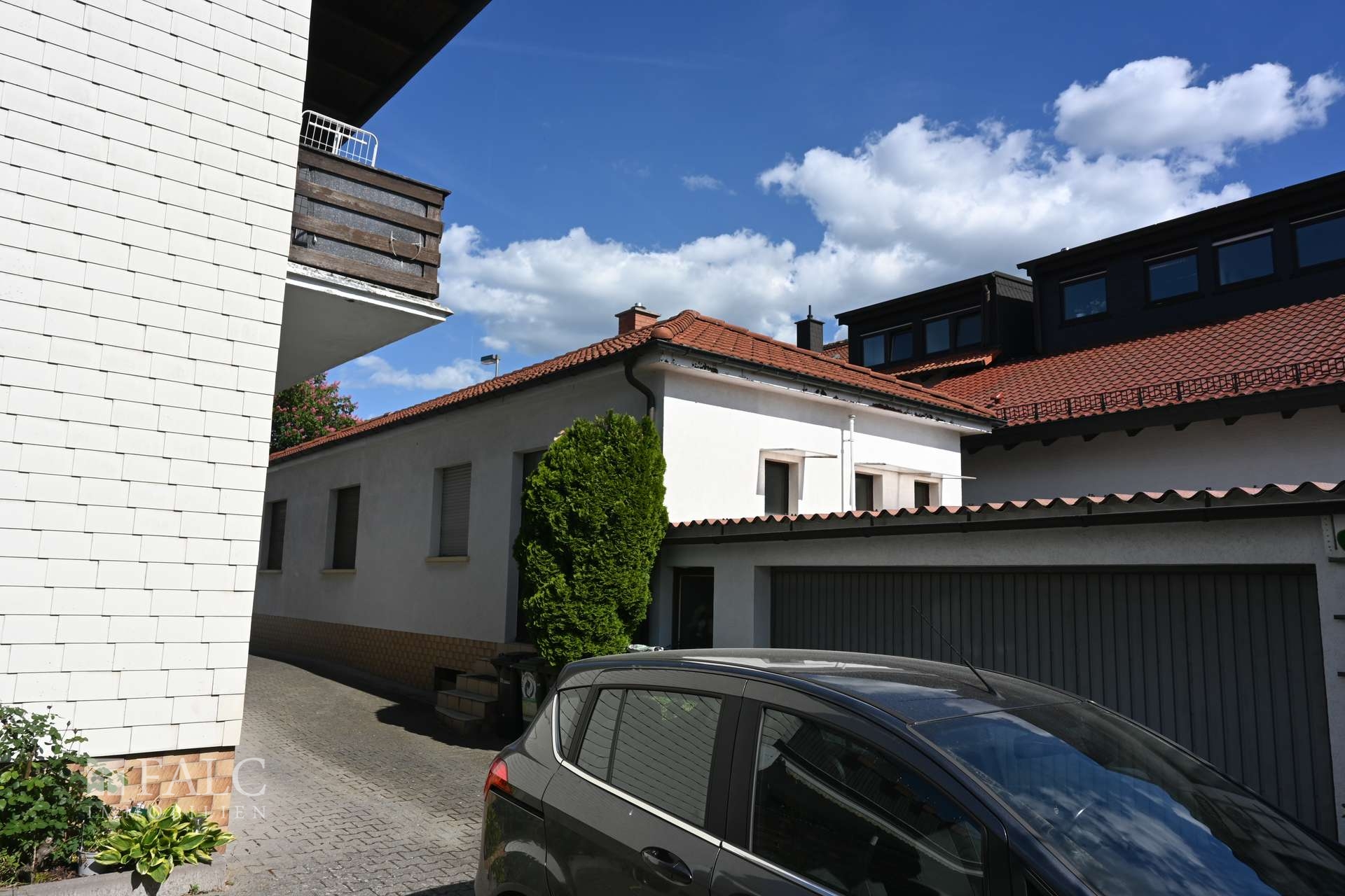 Blick auf die Gewerbeimmobilie
